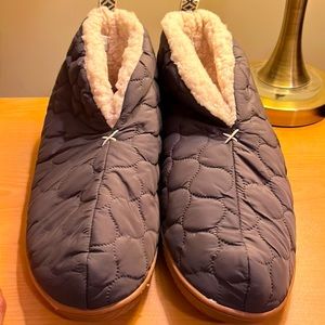 Extra large Dearfoams house slippers. Listed on Oprah’s favorite things.